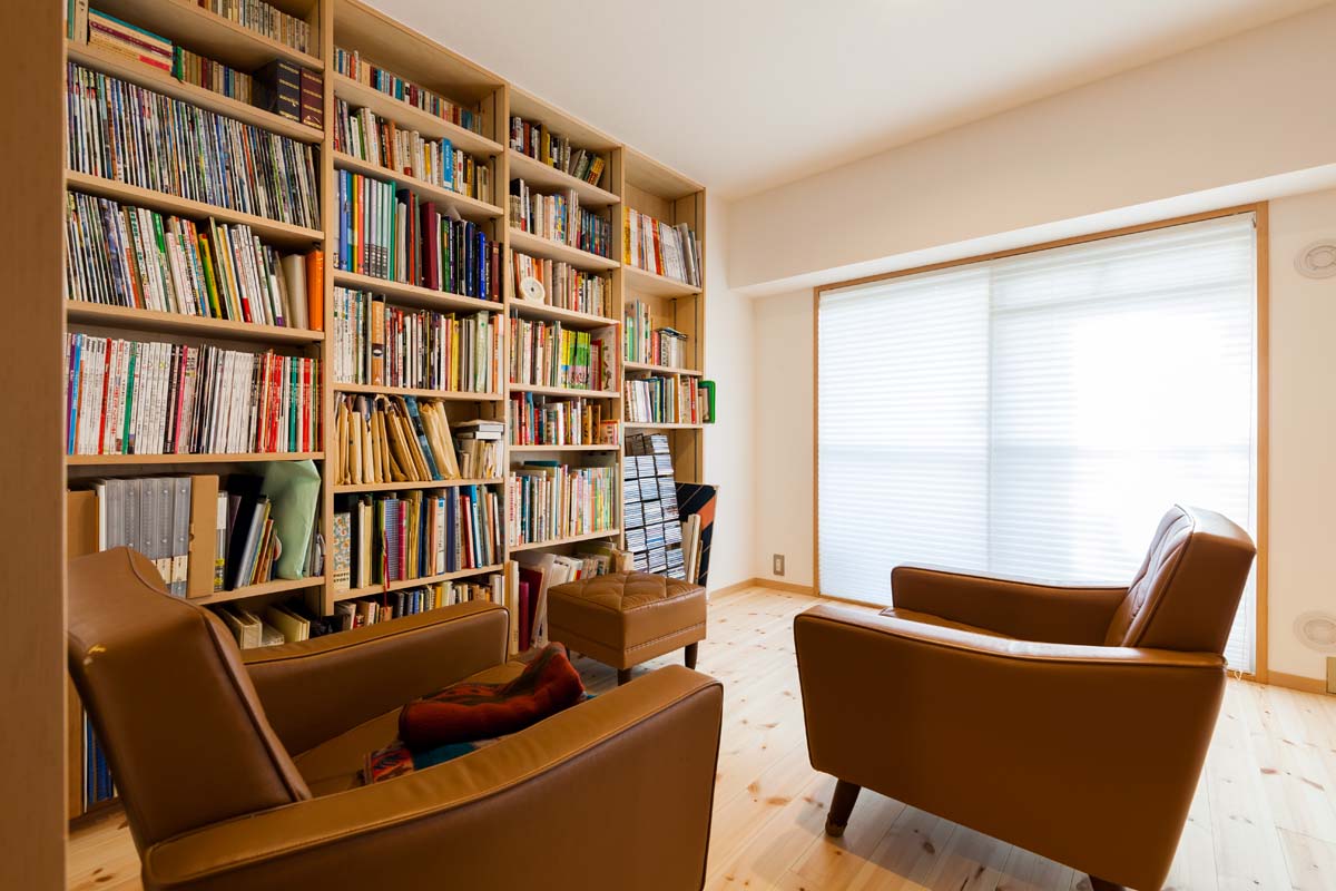 壁いっぱい日本が詰まった図書室のある家